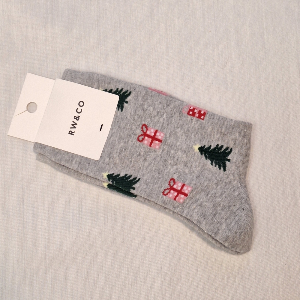 4️⃣/$2️⃣9️⃣ RW&CO Gray Holiday Socks with Red and Green Accents
